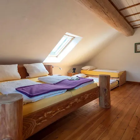 Eifelurlaub - Kanadisches Blockstamm Für 12 Personen